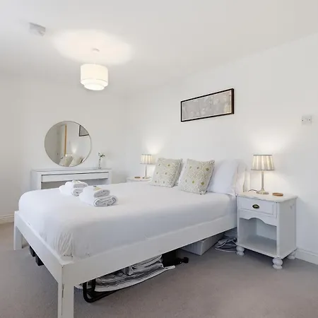 With Free Parking Wifi - Pass The Keys Appartement